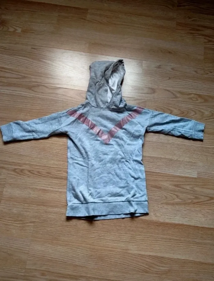 Robe pull. Capuche. Fille . La Halle. 
Taille 4 ans