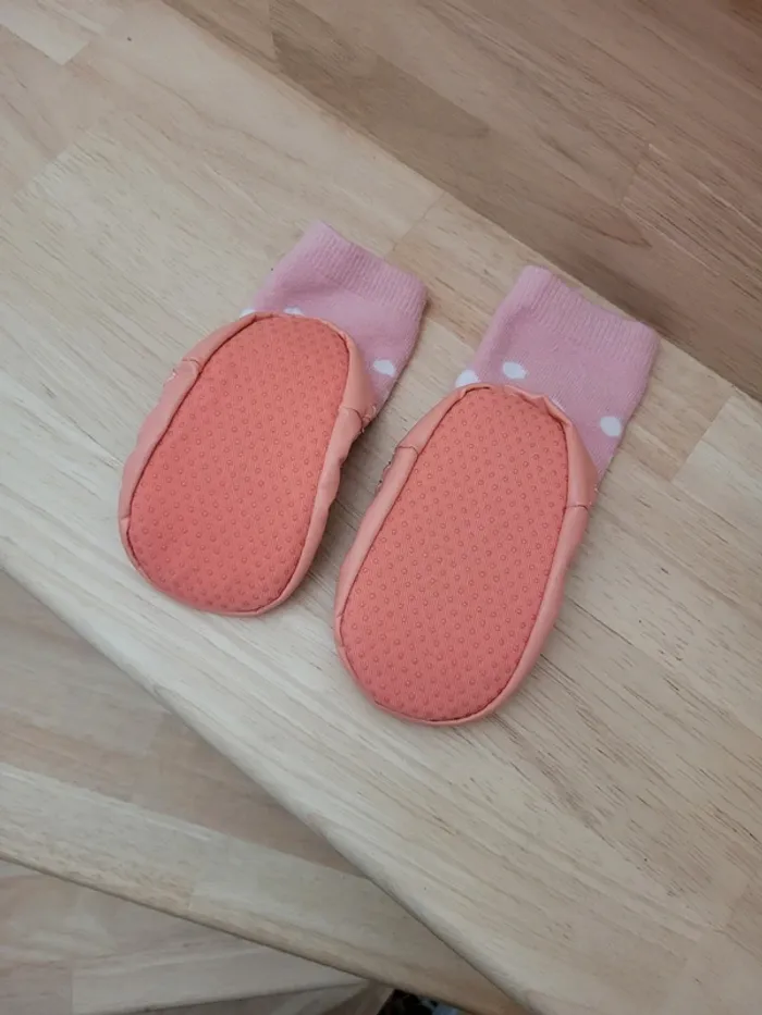 Chaussons chaussettes Minnie neufs taille 19-22 - photo numéro 2