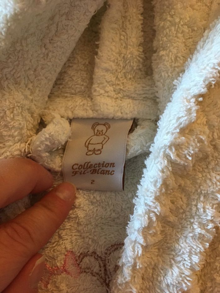 Peignoir Carré Blanc brodé prénom Lili taille 2 - photo numéro 4