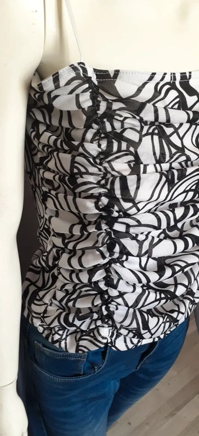 Joli top noir et blanc - photo numéro 3