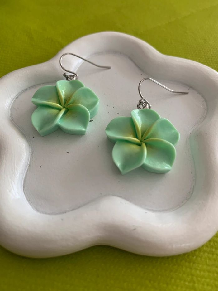 Boucles d’oreilles fleur d’hibiscus verte en résine - photo numéro 4
