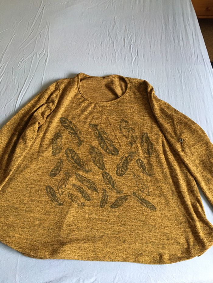 Pull moutarde motif plumes