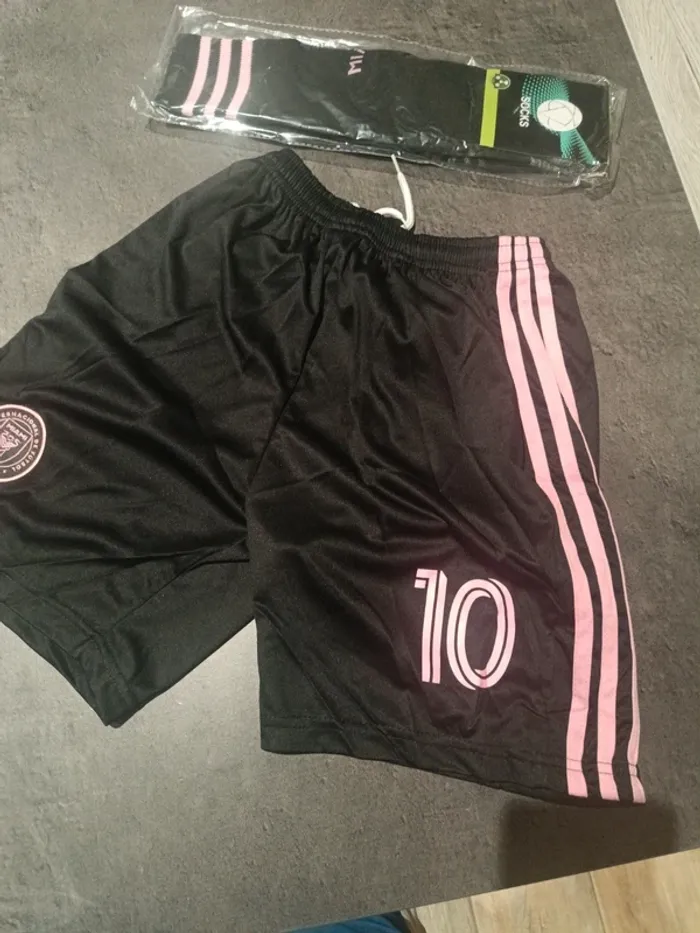 Tenue foot Léo Messi Inter Miami noir/rose. T.26 - photo numéro 3