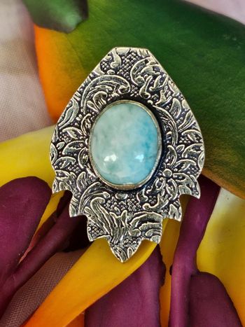 Bague avec sa plaque texturée et sa pierre larimar en argent sterling 925