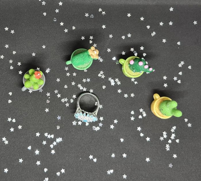 Magnifique Bague fantaisie argentée avec zirconiums et pierres bleues - photo numéro 3