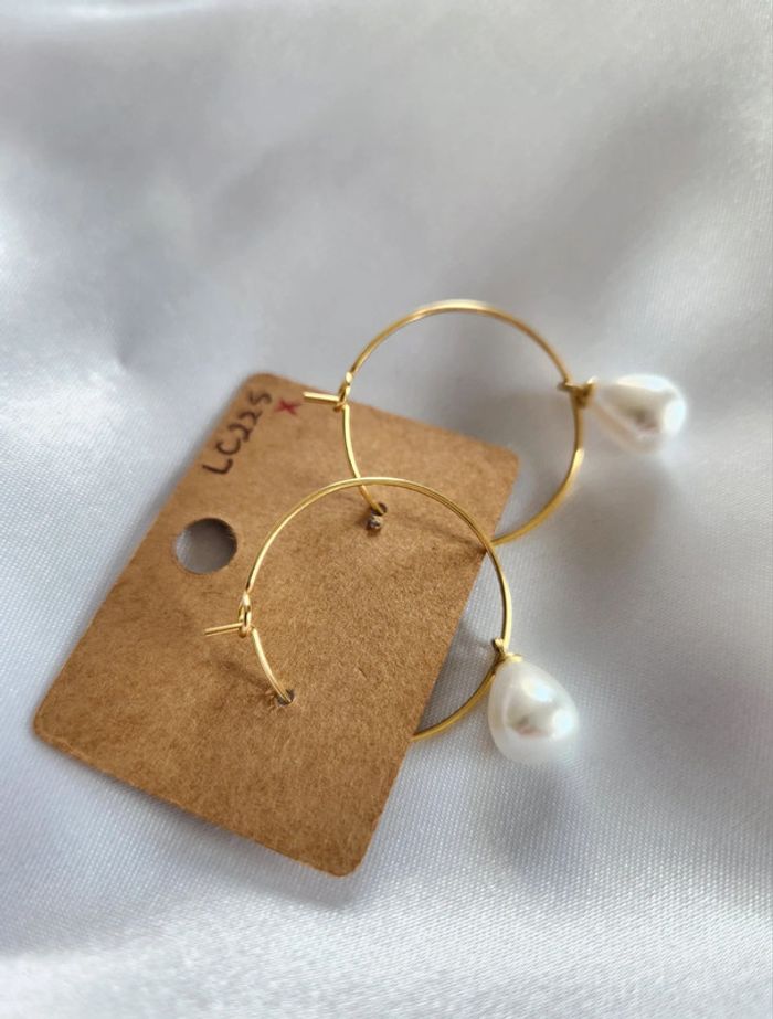 Boucles d'oreilles créoles hypoallergéniques dorées et blanches LC225 - photo numéro 3