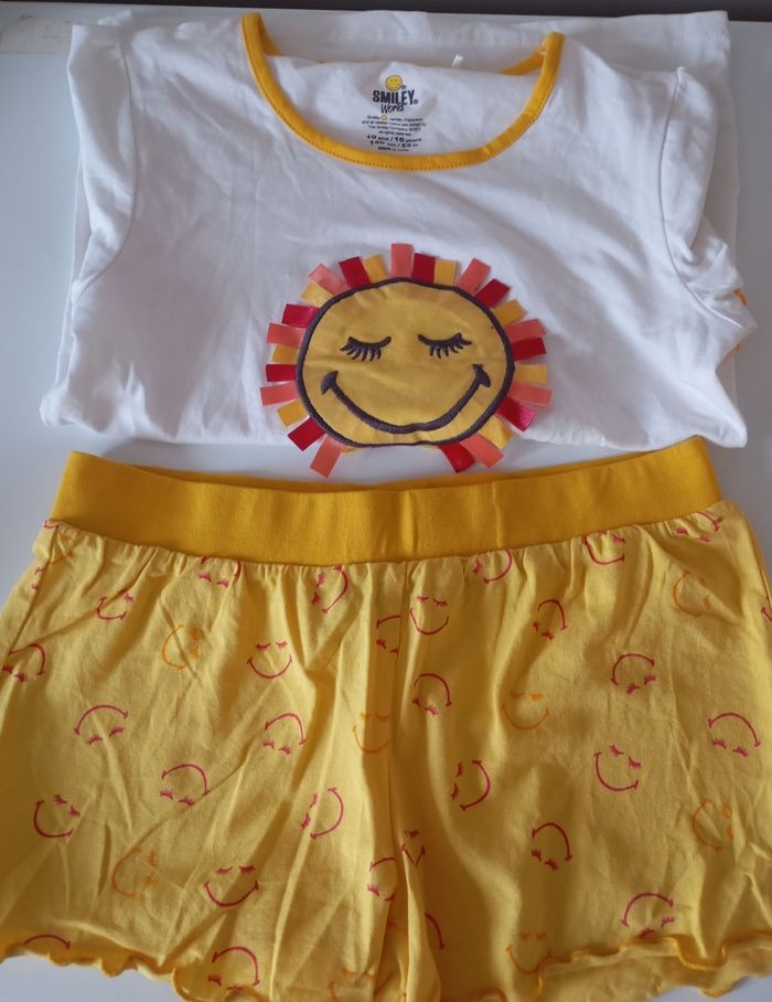 Ensemble de nuit, plage ou autre. 10 ans . Short et tee shirt. Blanc et jaune . Coton . État neuf - photo numéro 7