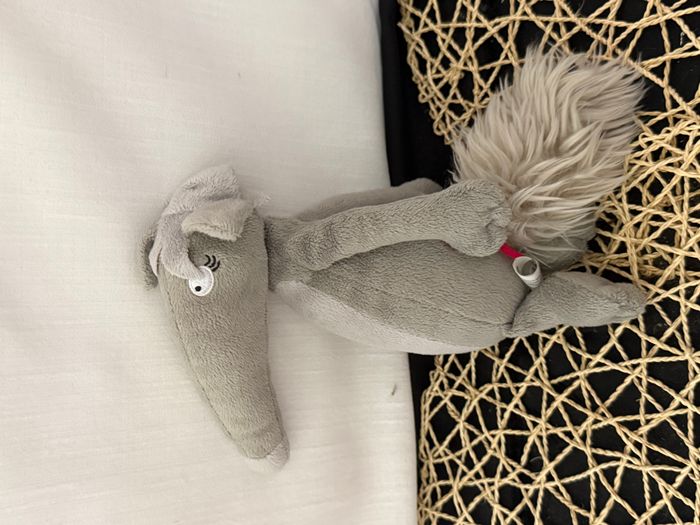 Peluche Louve Gris Clair Noeud Rouge AUZOU - photo numéro 2