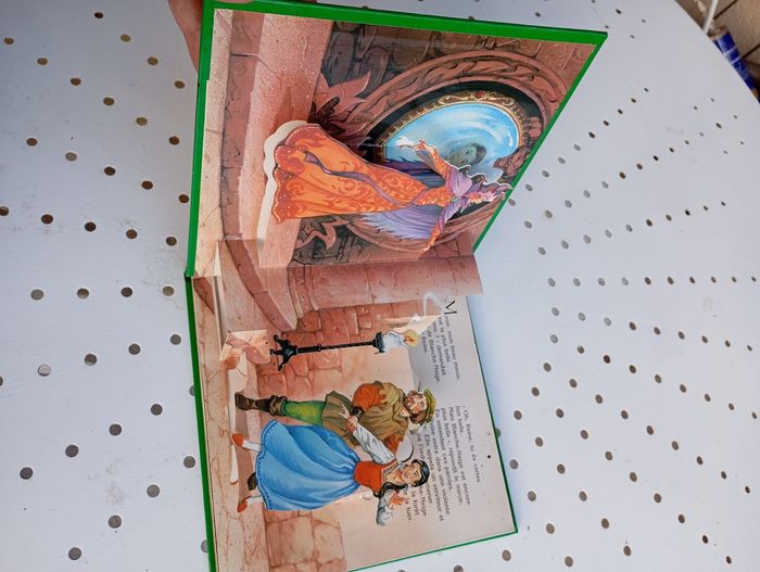 Livre animé Blanche neige en relief - photo numéro 2