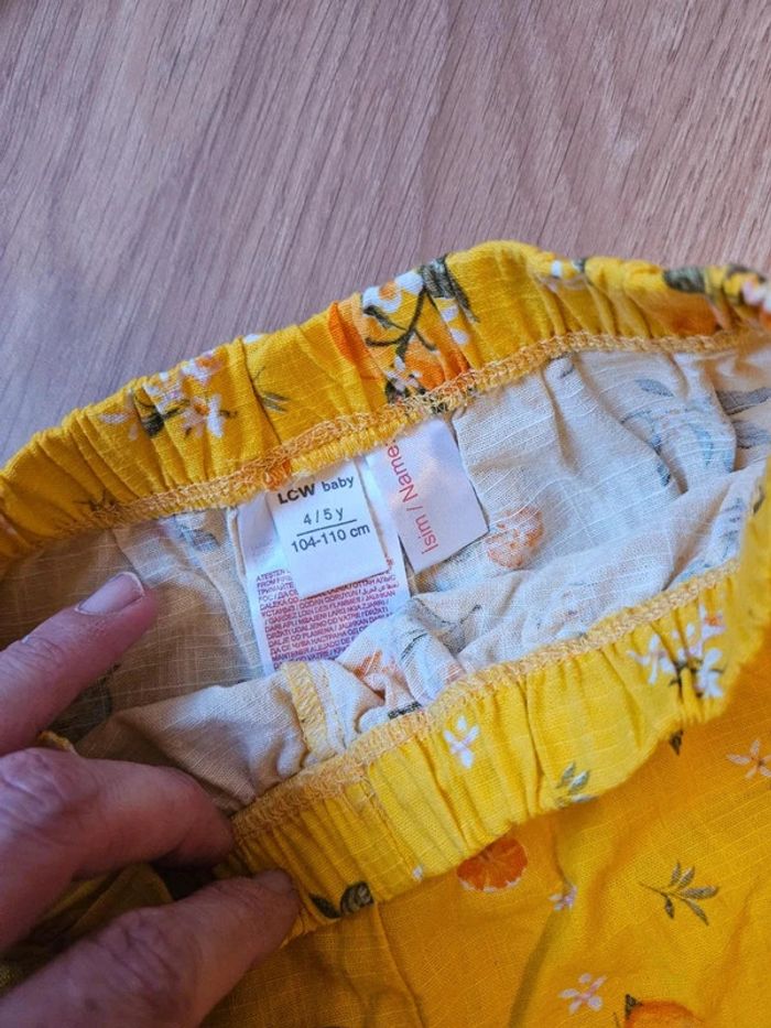 Short jaunes lc waikiki 4/5 ans - photo numéro 3