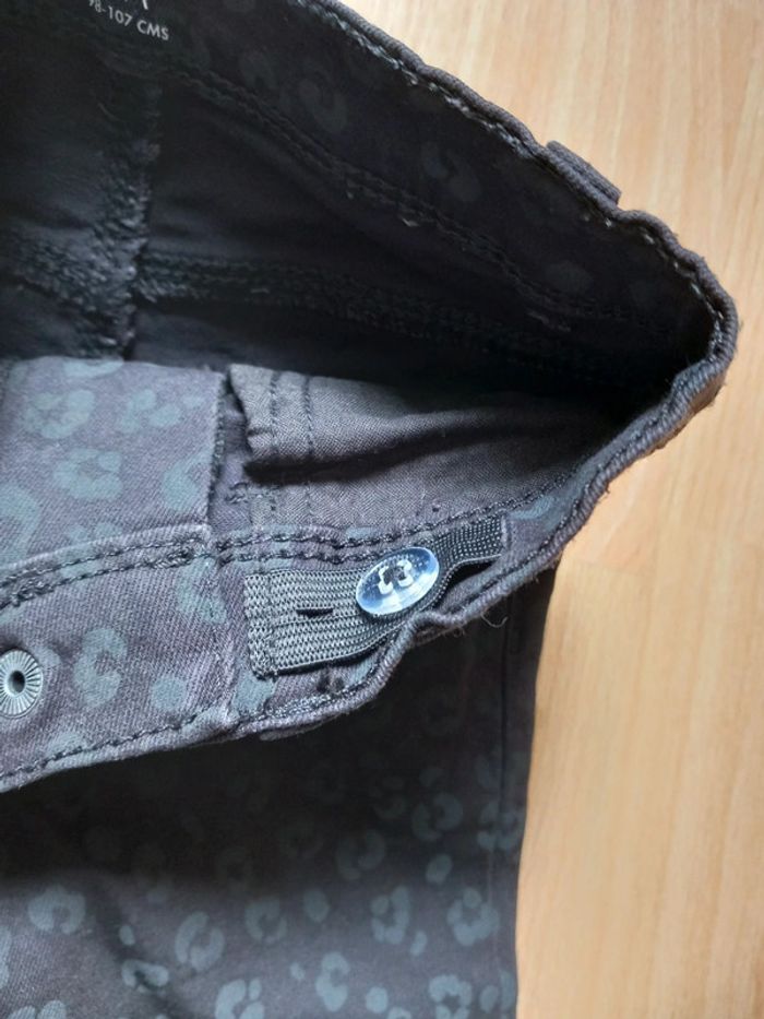 Pantalon gris très foncé avec motifs 4 ans kiabi comme neuf - photo numéro 6