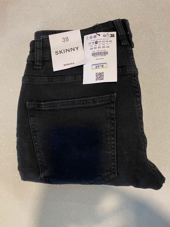 Joli jeans skinny noir neuf destroy Bershka taille 38