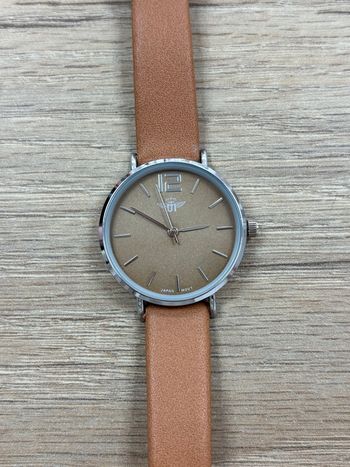 Montre femme bracelet marron cadran rond argenté 