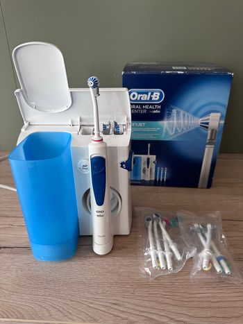 - Oral B Hydropulseur dentaire pack oxy-action MD20 - Technologie micro-bulles - 2 types de jets 5 niveaux d'intensité - Très peu servi