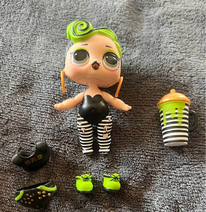 Petite poupée Lol surprise et accessoires comme sur la photos ( 2 )