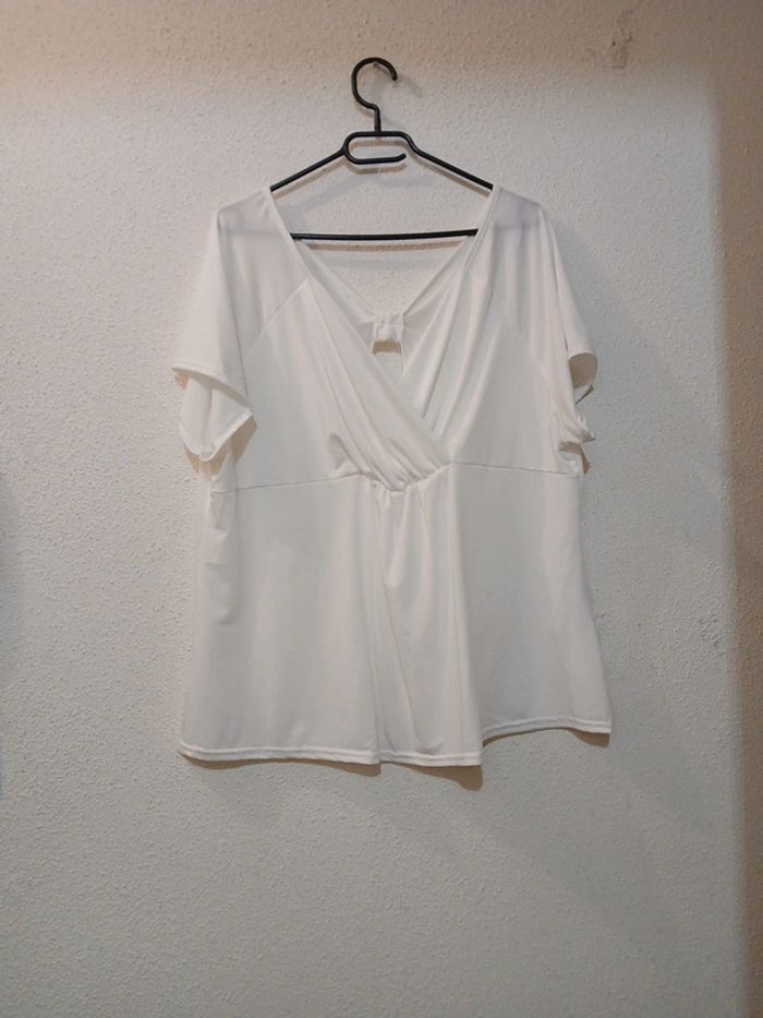 Blouse blanche legere /joli dos taille 54/56