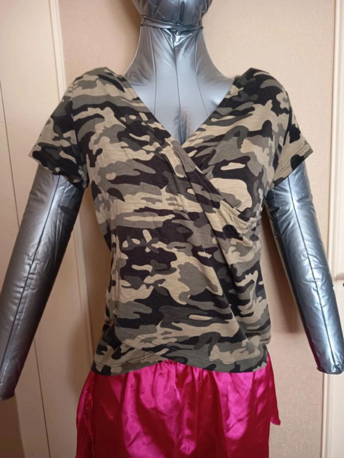 Tee-shirt manches courtes. Marque Lilie rose. (A31 ).