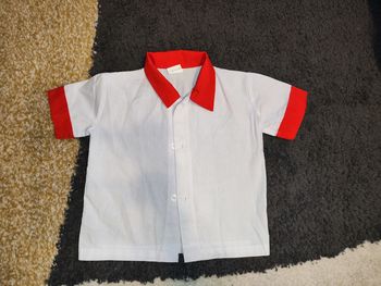 Chemise blanche à bordure rouge 12 mois