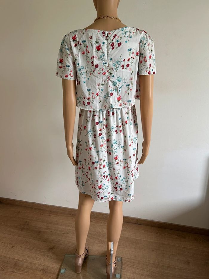 Robe blanche et fleurie à manches courtes Naf Naf taille 38 jamais portée - photo numéro 9