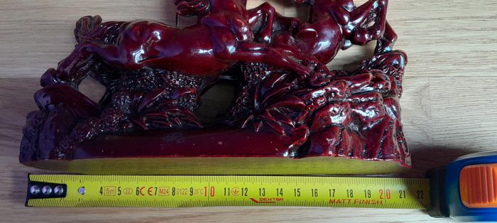 Sculpture rouge bordeaux de trois chevaux en résine - photo numéro 9