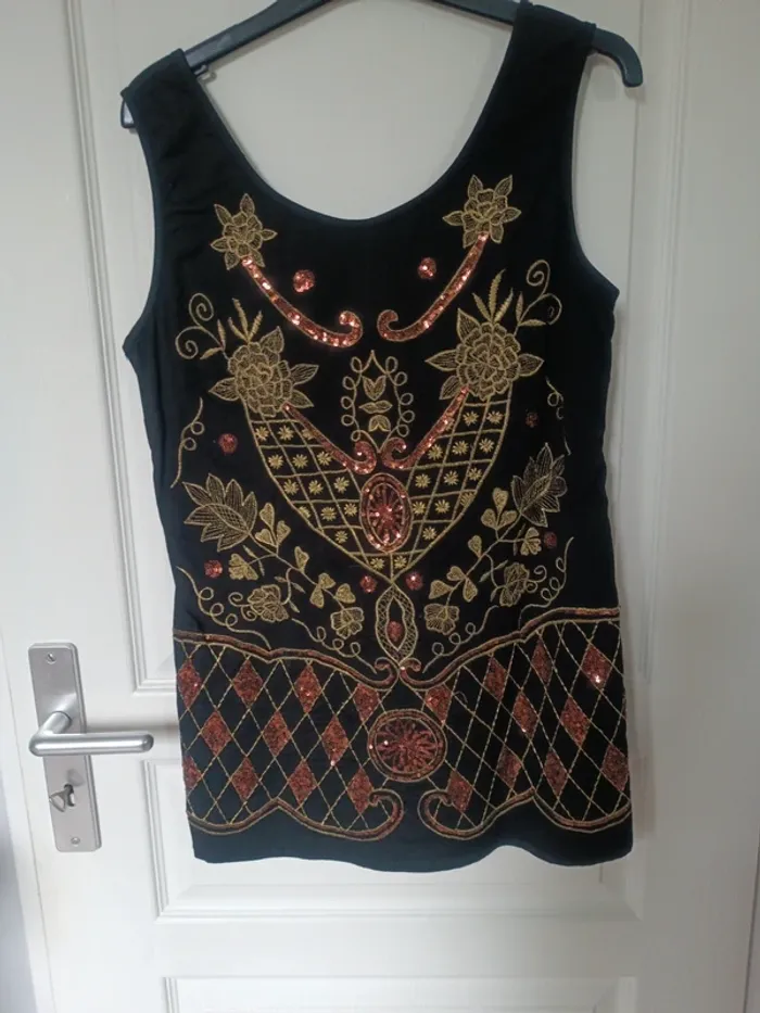 Haut original travaillé à la main