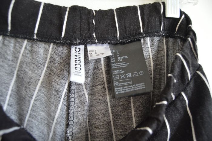 Pantalon noir à rayures blanches fluide – Taille S – DIVIDED (H&M) - photo numéro 4