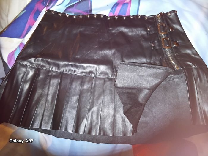 Mini jupe à boutons et fermeture eclair en cuir - photo numéro 3