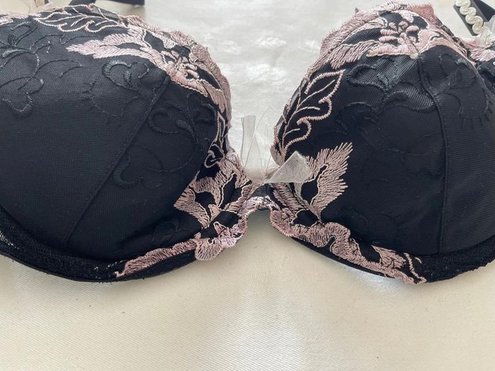 Soutien-gorge noir dentelle rose 85C