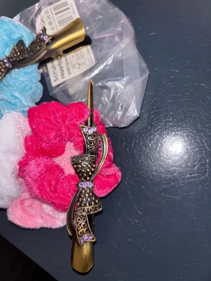 5 chouchous velours et 2 barrettes neuves - photo numéro 2