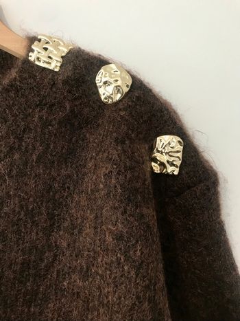 Pull élégant avec Bouton Bijou doré sur Épaule