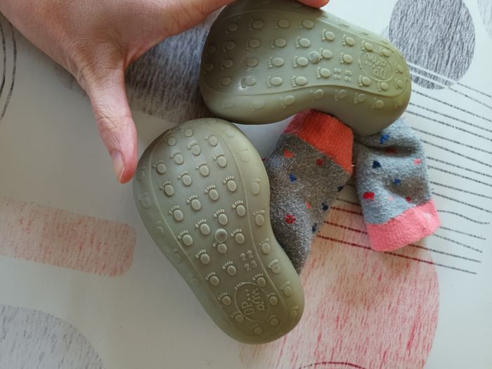 Chaussettes Pantoufles taille 22 👧 - photo numéro 3