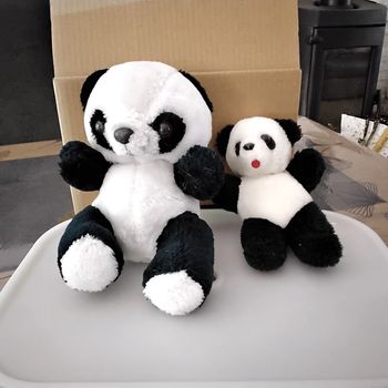 Maman panda et son bébé peluche