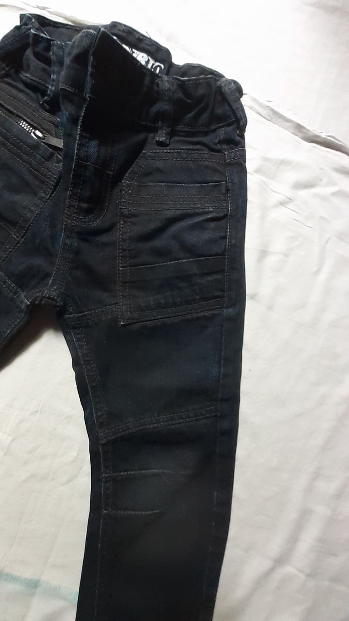 Jean noir avec poches plaquées devant et derriere - photo numéro 3