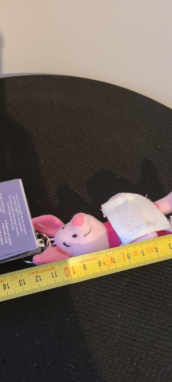 De la série Disney de DMC, cette jolie poupée à broder porte clés porcinet - photo numéro 2