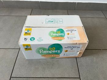 Un carton de lingettes Pampers