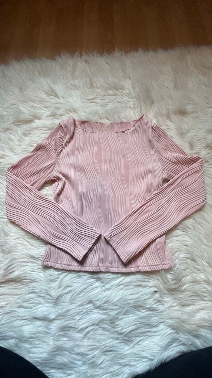 pull rose avec motif relief
