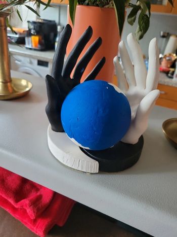 Présentoir ying yang, main et la terre.