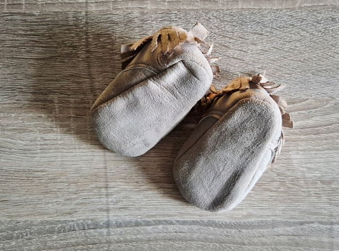 Chaussures bébé fourrés à franges - Très bon état - photo numéro 4