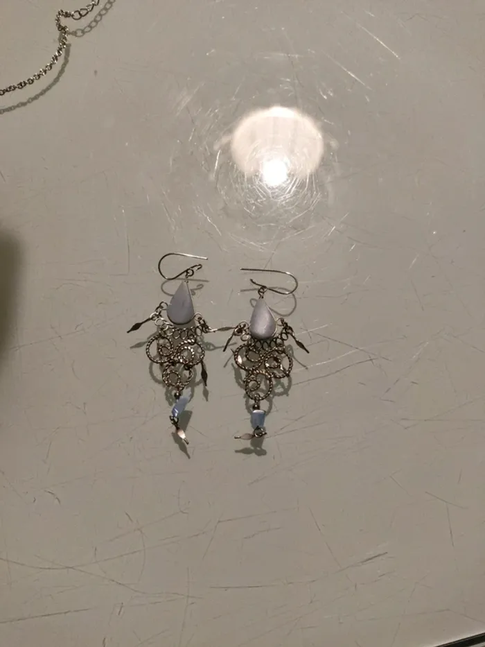 Boucles d’oreilles pendantes bleues et argentées