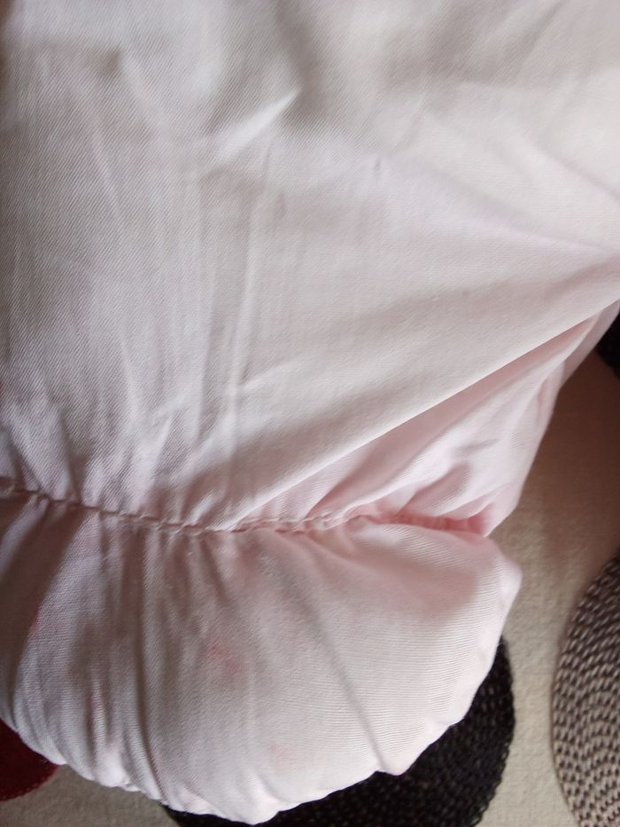 Peluche doudou lapin rose et blanc vintage ancien  bicolore rayure rayé en posture debout col dentelle blanc yeux durs en plastique pupille noir contour transparent  gris  foncé  tâches roses en photos  sinon très propre  modèle pas récent les jouets qui  - photo numéro 5