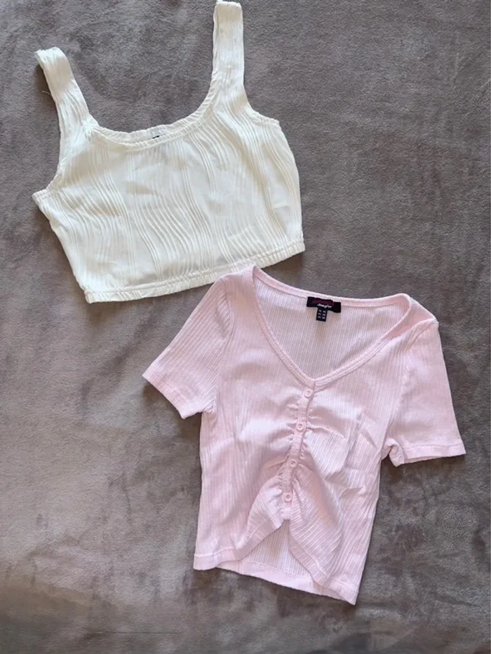 Lot de deux hauts femme taille XS en très bon état.