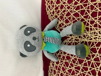 Peluche panda OBAIBI gris vert cravate rayée grelot 25 cm
