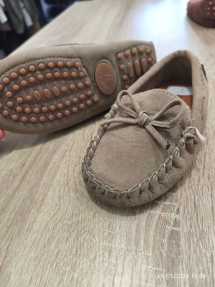 Mocassins neufs, taille 25, couleur taupe.