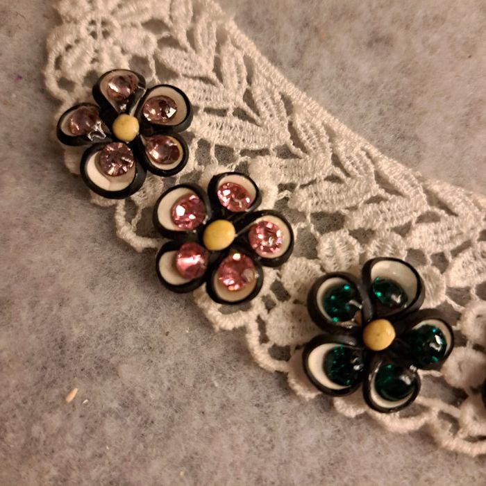 Collier plastron dentelle blanche et strass multicolore - photo numéro 10