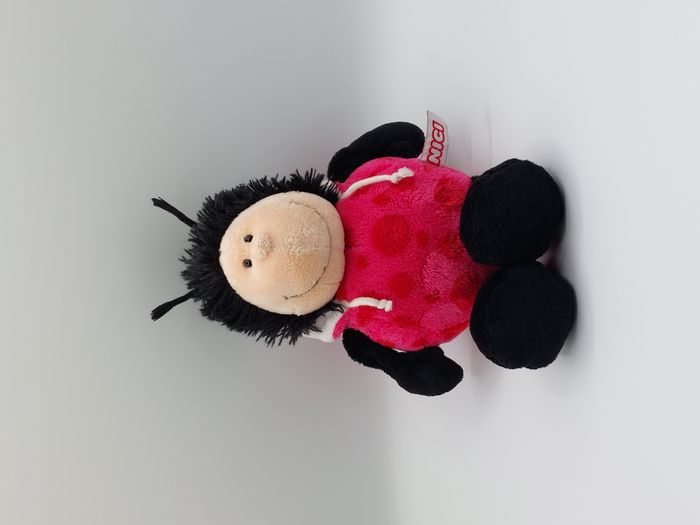 Peluche doudou coccinelle rose à capuche NICI pois rouge noir beige 20 cm assise
