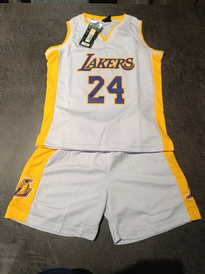 Tenue NBA Los Angeles Lakers Kobe Bryant blanc. T.22