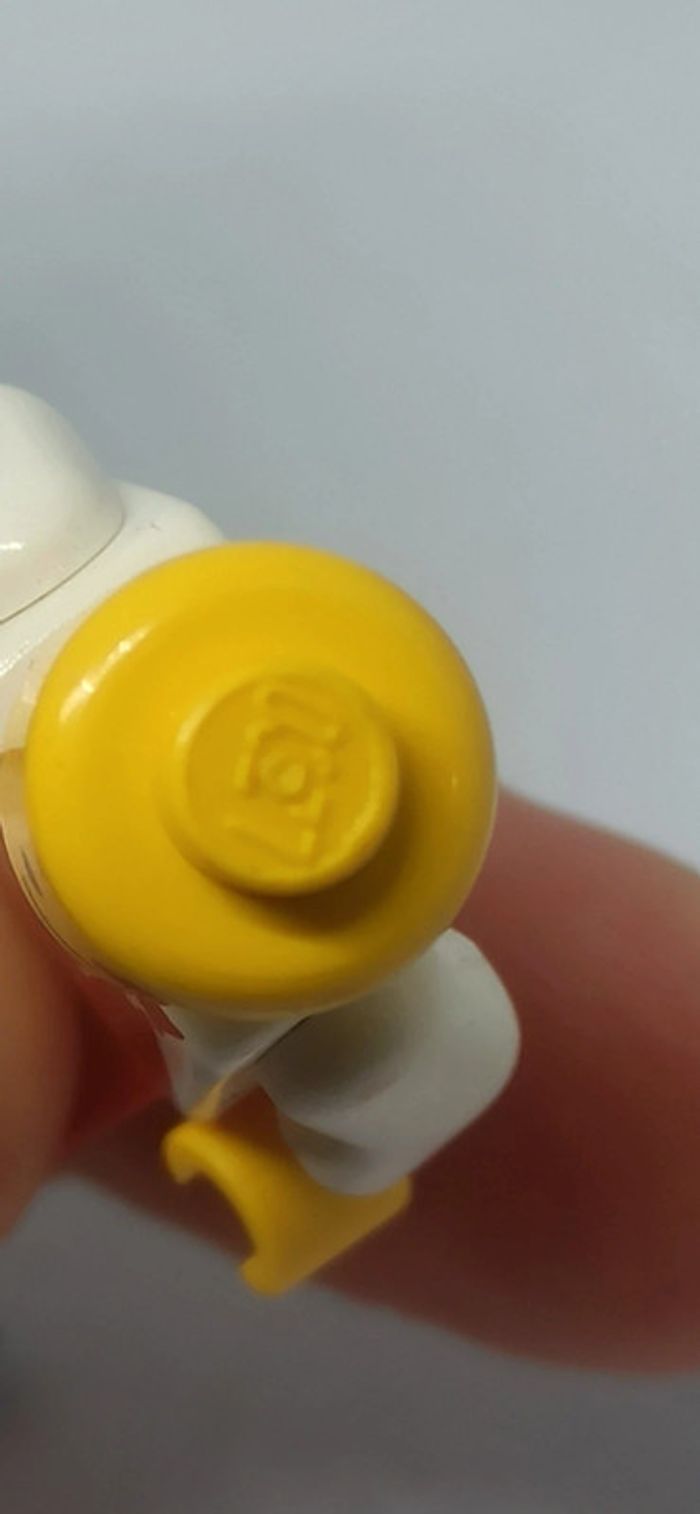 Homme cotte rouge avec clé lego - photo numéro 6