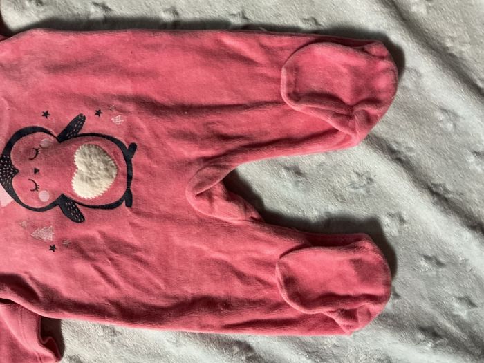 pyjama grenouillère en velours rose impression pingouin devant 1 mois pat et ripaton - photo numéro 4