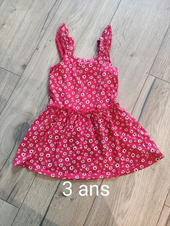 Robe rouge fleurs blanches Kiabi 3 ans