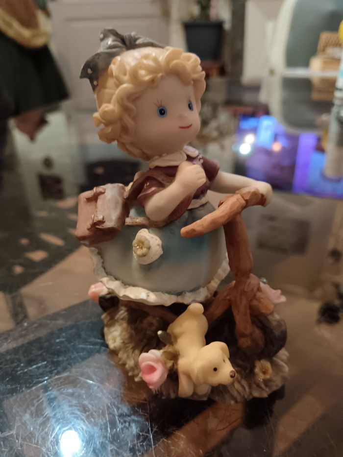 Figurine fillette et son chien - photo numéro 1
